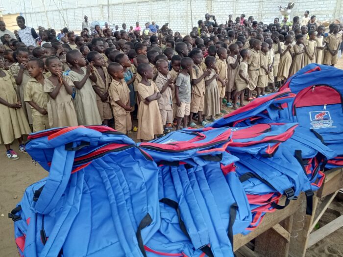 CIMCO Industrie remet des kits scolaires aux élèves de l’EPP Katanga, un engagement citoyen pour l’éducation au Togo.