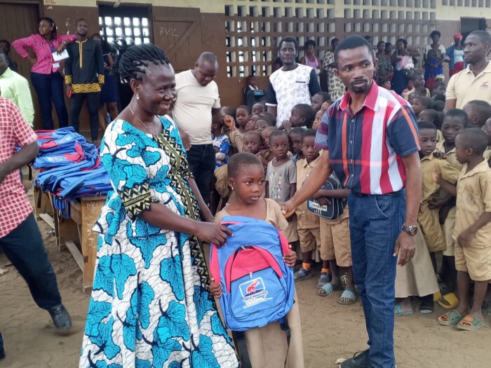 CIMCO Industrie remet des kits scolaires aux élèves de l’EPP Katanga, un engagement citoyen pour l’éducation au Togo.