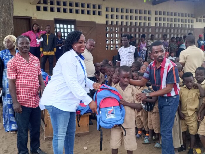 CIMCO Industrie remet des kits scolaires aux élèves de l’EPP Katanga, un engagement citoyen pour l’éducation au Togo.
