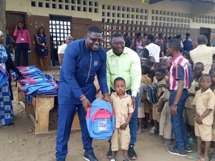 CIMCO Industrie remet des kits scolaires aux élèves de l’EPP Katanga, un engagement citoyen pour l’éducation au Togo.
