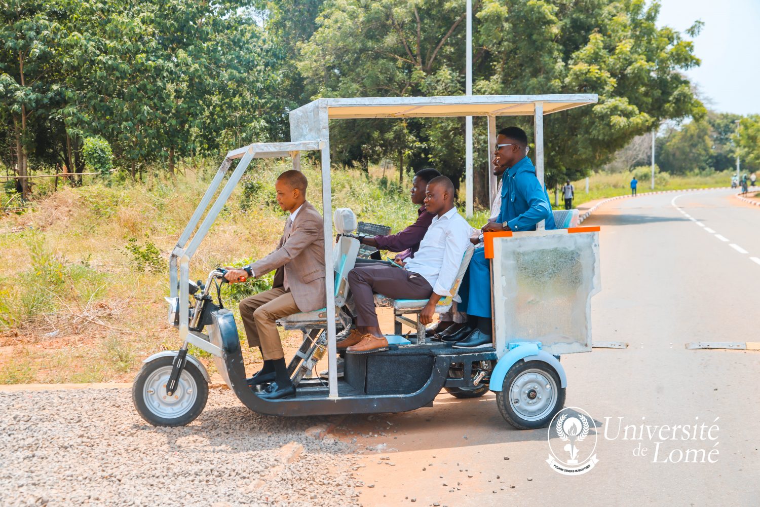 Mobilité verte au Togo : un étudiant présente un tricycle électrique qui révolutionne le transport urbain à Lomé.