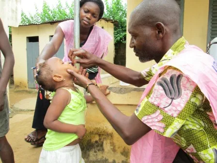 Le président de la République, Faure Gnassingbé, à l’ouverture des travaux de la 72ème session du Comité régional OMS Afrique, le lundi 22 août, a appelé tous les acteurs du continent à « agir » face aux « crises multidimensionnelles, dont la complexité et la persistance menacent la survie même de l’humanité ». « En Afrique, comme partout ailleurs, nous devons tenir compte des enjeux de l’heure, et surtout agir : agir pour garantir l’accès à des soins de qualité pour tous, partout et en tout temps ; agir pour offrir une protection sociale et une couverture sanitaire universelle à nos concitoyens ; agir pour éradiquer le phénomène des médicaments contrefaits et de mauvaise qualité », a déclaré le chef de l’Etat dans son allocution d’ouverture de cette session. Cette rencontre de Lomé sera consacrée à tous les aspects du système de santé en Afrique notamment les maladies transmissibles et non transmissibles, la couverture maladie universelle, l’intelligence artificielle, la lutte contre les Maladies tropicales négligées (MTN), le financement et la gestion du système de santé. Tout en reconnaissant que beaucoup reste à faire en matière de santé sur le continent, le président de la République a réitéré que « la santé est une priorité de cohésion sociale » à placer au cœur des politiques de développement. Il a émis le vœu que les délibérations des présentes assises permettent à « notre région et à l’Organisation mondiale de la santé en général d’apporter une réponse toujours plus efficace, plus humaine et plus pérenne aux besoins de nos États et plus encore de nos populations ». Offrir une identité et garantir la couverture santé, une priorité au Togo Le chef de l’Etat est revenu sur les actions entreprises au Togo en matière de santé notamment le cadre législatif et institutionnel conformément aux ambitions de la feuille de route du gouvernement à l’horizon 2025. Il a énuméré, entre autres, actions, la création d’un ministère délégué chargé de l’accès universel aux soins, l’adoption de la loi instituant l’assurance maladie universelle, un programme d’accompagnement de la femme enceinte et du nouveau-né et l’assistance médicale dédiée aux élèves du primaire et du secondaire. « La disponibilité en ressources humaines s’est améliorée avec la décentralisation des établissements d’enseignement et des formations sanitaires, à travers la construction et l’équipement des structures selon la carte sanitaire ; ce qui a permis une augmentation significative de l’accessibilité géographique aux soins, estimée aujourd’hui à 76% », a relevé le chef de l’Etat. Un appel à adhérer à l’initiative de Lomé sur les médicaments de qualité inférieure Au nombre des actions concertées résultant du souci constant de préserver la santé des populations, le N0 1 Togolais a évoqué l’Initiative de Lomé lancée le 18 janvier 2020 relative aux « médicaments de qualité inférieure et falsifiés ». Il a plaidé pour que les autres pays rejoignent cette initiative portée par le Togo et cinq autres pays africains, à savoir le Congo, le Ghana, le Niger, l’Ouganda et le Sénégal. La 72ème session du comité régional de l’OMS pour l’Afrique se déroule du 22 au 26 août. Cet évènement porté par le comité régional de l’OMS Afrique est organisé pour la première fois au Togo.