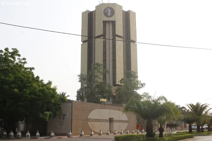 Dans un article paru le lundi 5 février 2024 dans certains médias, il est écrit que la Banque Centrale des Etats de l’Afrique de l’Ouest (BCEAO) a annoncé “une modification majeure dans les relations économiques, commerciales et financières” avec le Mali, à la suite de la sortie des pays de l’Alliance des Etats du Sahel (AES) de la CEDEAO. L’article indique que la BCEAO a décidé de modifier “les textes communautaires contre les Etats qui ne sont pas membres de la CEDEAO”.