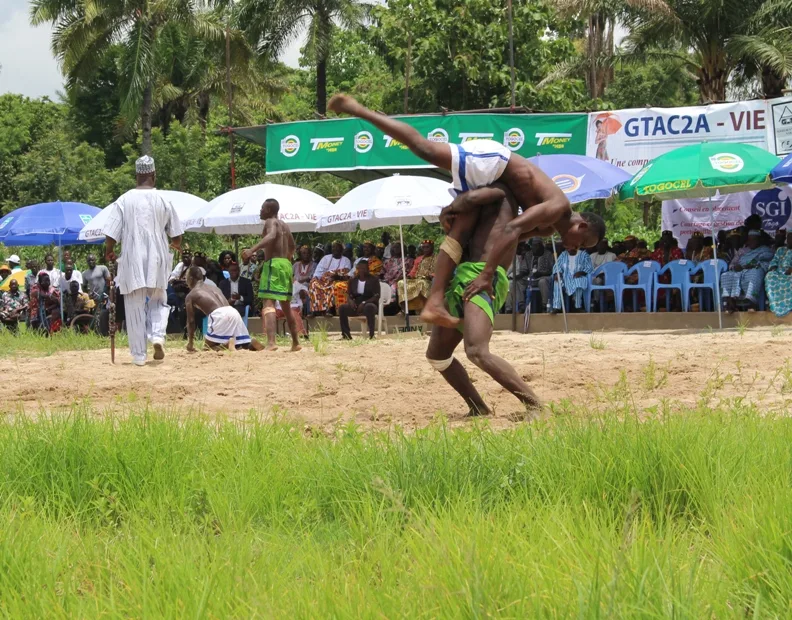 La lutte traditionnelle évala en pays kabyè se poursuit dans les différentes arènes dans certains cantons de la préfecture de la Kozah. Le Président de la République Faure Essozimna Gnassingbé qui suit les empoignades, a assisté mardi 16 juillet à Pya pour les quarts de finale et à Yadé pour la finale de la lutte.