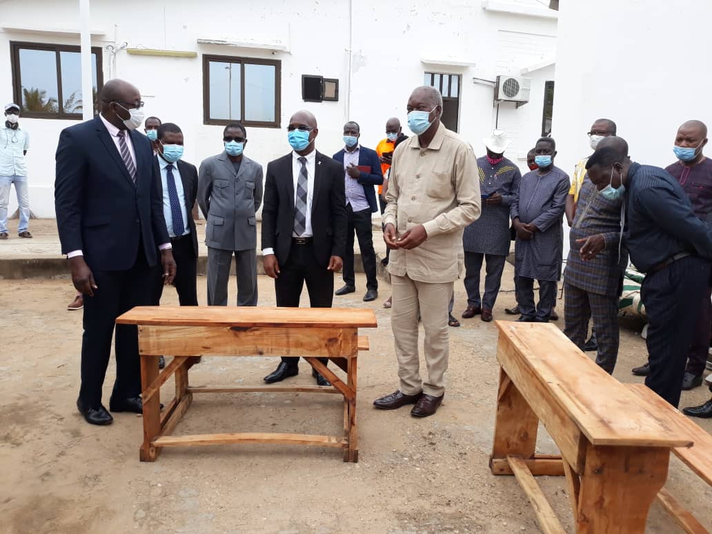 Le représentant résident de la Commission de l’UEMOA au Togo, Assoukou Raymond KRIKPEU, a remis six cents tables-bancs à la Commune des Lacs 1.