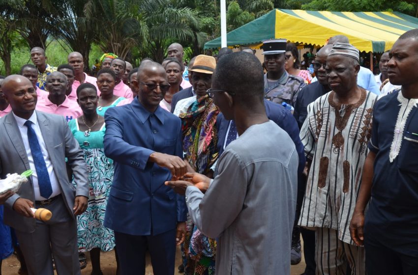 Le président du Haut conseil des togolais de l’extérieur (HCTE), Atitso Kodzovi a remis, le mercredi 21 septembre, aux autorités locales les clés des bâtiments rénovés au dispensaire d’Agou-Kati, environ 22 km d’Agou-Gadzépé (commune Agou 1).  