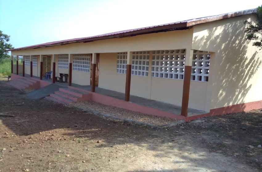 HCRRUN a remis jeudi 20 octobre 2022, deux bâtiments scolaires à la population du village de Pouwédéou, dans la commune de Sotouboua 3.