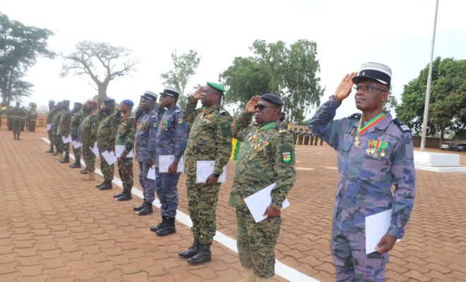 Une cérémonie d’adieu aux armes en l’honneur de vingt (20) militaires et gendarmes admis à faire valoir leur droit d’ancienneté dans les FAT