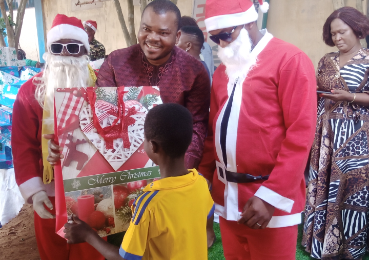 Dans le but de permettre aux enfants de la commune de fêter la nativité, la mairie d'Agoè-nyivé 1 a offert des cadeaux à 200 enfants