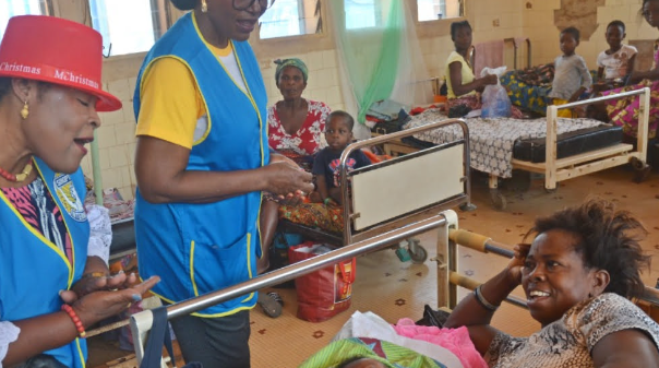 Des représentantes de Soroptimist international, club Lomé Aurore ont offert, le vendredi 23 décembre, des vivres et non vivres