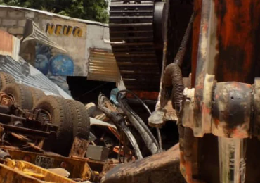 Un semi-remorque plateau transportant une pelleuse a fini lundi 10 avril 2023, sa course sur des habitations, au niveau du carrefour de Pya