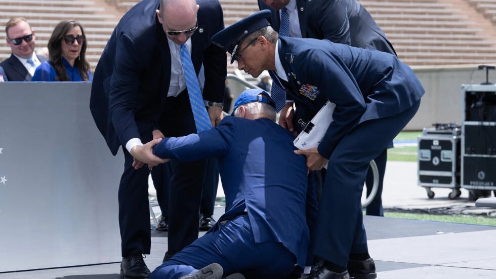 Joe Biden a trébuché sur scène à cause d'un sac de sable présent à terre, jeudi, lors d'une cérémonie militaire dans le Colorado.
