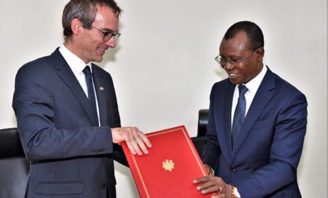Le ministre de l’économie et des finances, Sani Yaya et l’ambassadeur de France au Togo, Augustin Favereau, ont signé vendredi 9 juin 2023 à Lomé, un protocole visant à financer la réalisation d’infrastructures, notamment la construction de ponts de désenclavement en zone rurale au Togo.