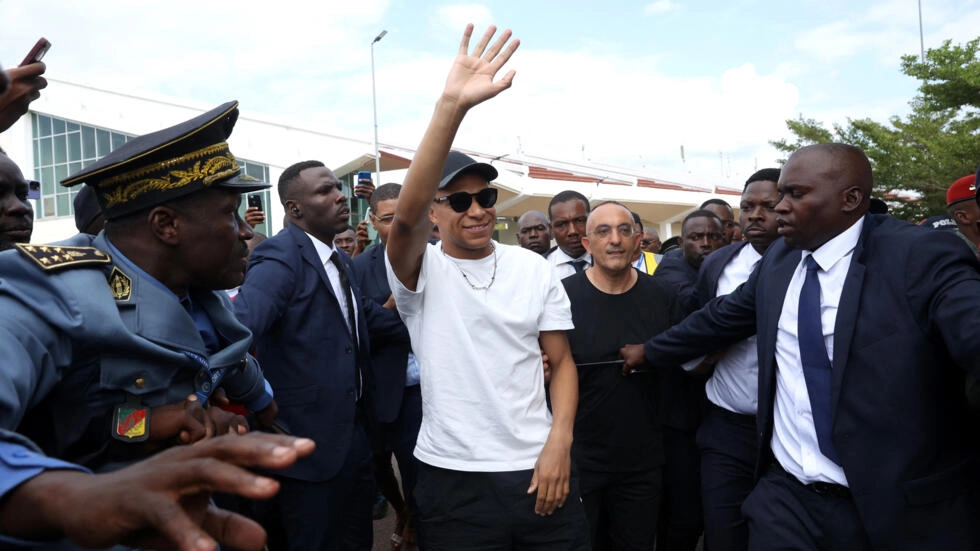 Kylian Mbappé, l'attaquant star du PSG vient d'annoncer à la direction du club parisien qu'il allait partir à la fin de la saison, apprend Radio France ce jeudi soir.