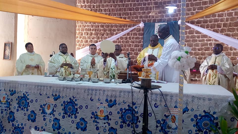 L’église Famille de Dieu de Dapaong s’est retrouvée pour rendre grâce à Dieu pour les 50 ans de vie sacerdotale de Mgr Jacques Anyliunda