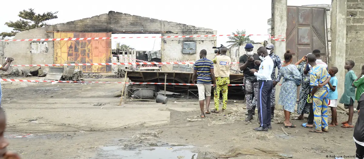 Un incendie s’est déclaré samedi 23 septembre 2023, dans un dépôt de carburant illicite non loin du marché d’ananas à Sèmè Kraké au Bénin.