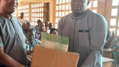 Faure Gnassingbé a fait don de manuels scolaires et de tables bancs aux établissements scolaires de la préfecture de Yoto.