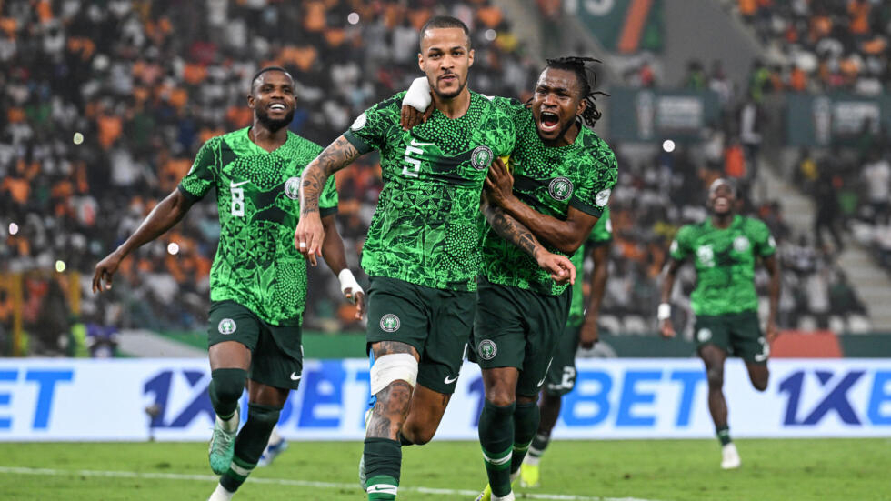 La CAN 2023 s’est terminée avec la victoire de la Côte d’Ivoire à domicile sur le Nigeria 2-1 dimanche soir. Si Foot Mercato vous a proposé son onze type de la compétition, c’est au tour de la Confédération Africaine de dévoiler son équipe favorite. On y retrouve notamment six finalistes (3 Ivoiriens et 3 Nigérians).