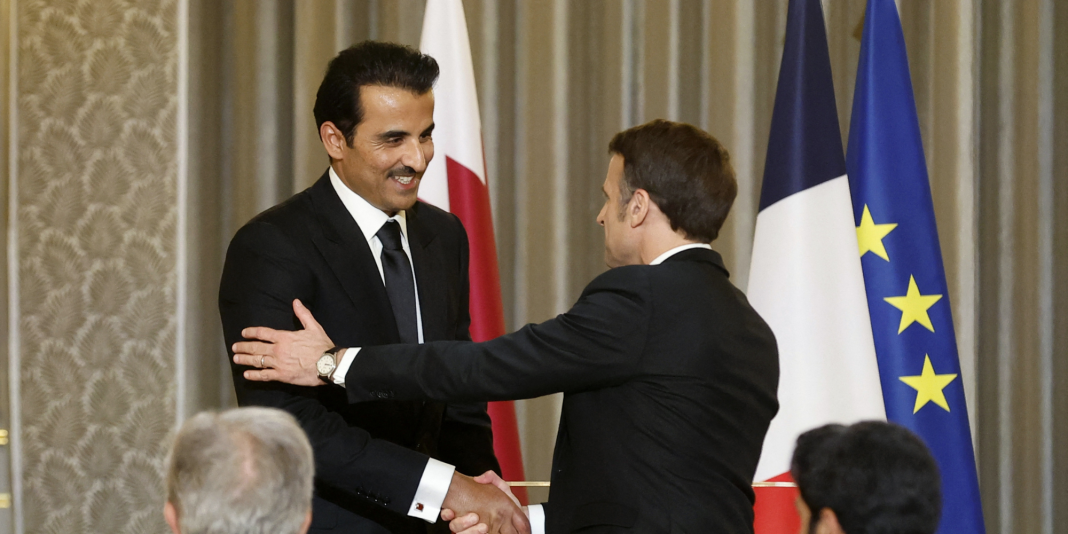 Mardi 27 février 2024 au premier jour de sa visite d’Etat en France, l’émir du Qatar Tamim ben Hamad Al-Thani a signé un accord portant sur des engagements d’investissements qataris à hauteur de 10 milliards d’euros dans l’économie française à l’horizon 2030.