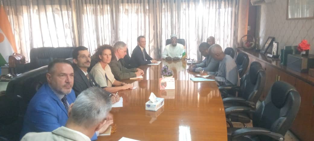 Le Ministre des Affaires Etrangères, de la Coopération et des Nigériens à l'Extérieur, BAKARY Yaou Sangaré, s'est entretenu,  mardi 27 février 2024 à son Cabinet, avec le Chef de la Délégation de l'Union européenne au Niger,  Salvador Pinto de França en présence des ambassadeurs et représentants des pays membres de ladite Union au Niger.
