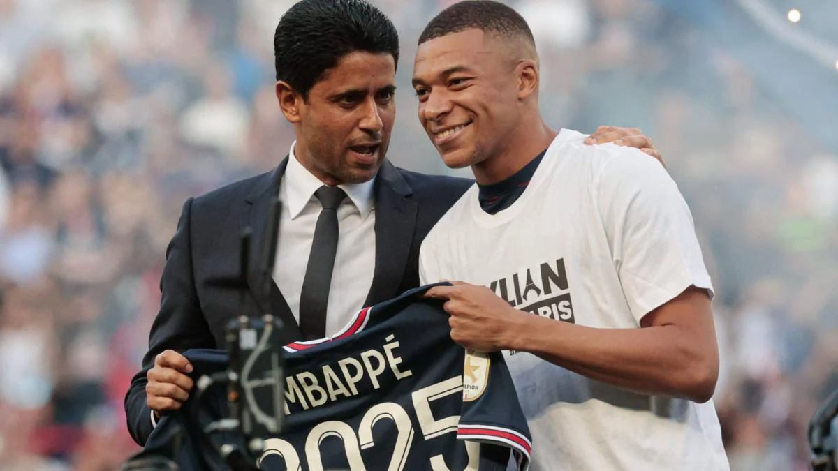 Selon les dernières informations communiquées par Le Parisien, Kylian Mbappé, attaquant du Paris Saint-Germain, est attendu ce mardi 27 février 2024 au Palais de l’Élysée pour participer à un dîner avec Emmanuel Macron et l’émir du Qatar. Le président de la République a, en effet, convié l’international français au repas organisé en l’honneur du Cheikh Tamim bin Hamad Al-Thani.