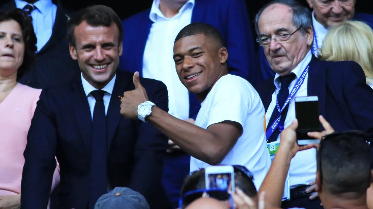 Kylian Mbappé dîne avec du beau monde mardi 27 février soir. Invité par le président de la République, Emmanuel Macron, en compagnie de nombreux acteurs du sport français comme Tony Estanguet ou encore Vincent Labrune, et des hommes d’affaires tels que François Pinault, le champion du monde croisera quelques personnalités qu’il connaît bien.
