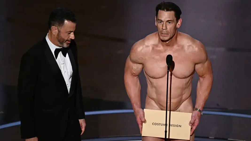 Alors qu’il a été invité pour remettre le prix des meilleurs costumes, John Cena a surpris tout le monde à la 96e cérémonie des Oscars en arrivant sur scène nu ce dimanche 10 mars à Los Angeles.