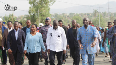 Le Premier ministre, Mme Victoire Tomégah Dogbé, accompagné du vice-président du groupe de la Banque Mondiale pour l’Afrique de l’Ouest et du Centre, Ousmane Diagana  a visité le samedi 9 mars d  le chantier de construction du pont de Kpéléouwayi et les voies d’accès dont les travaux de réalisation des ouvrages sont presque terminés.