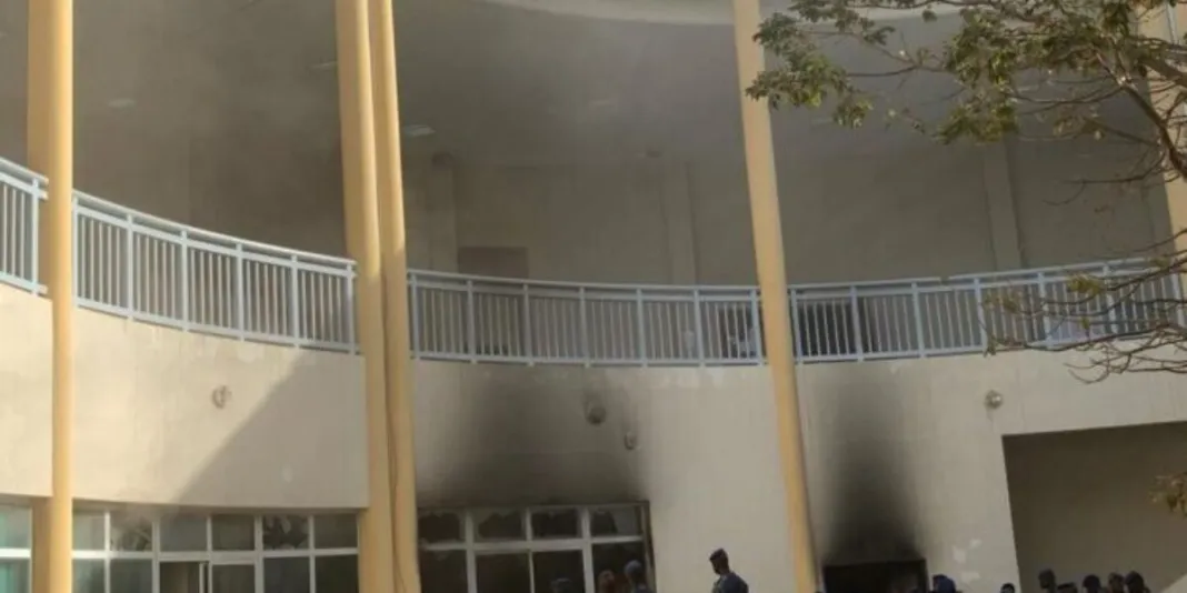 L’individu responsable de l’incendie survenu au tribunal de Dakar, au Sénégal, a été appréhendé par les autorités.