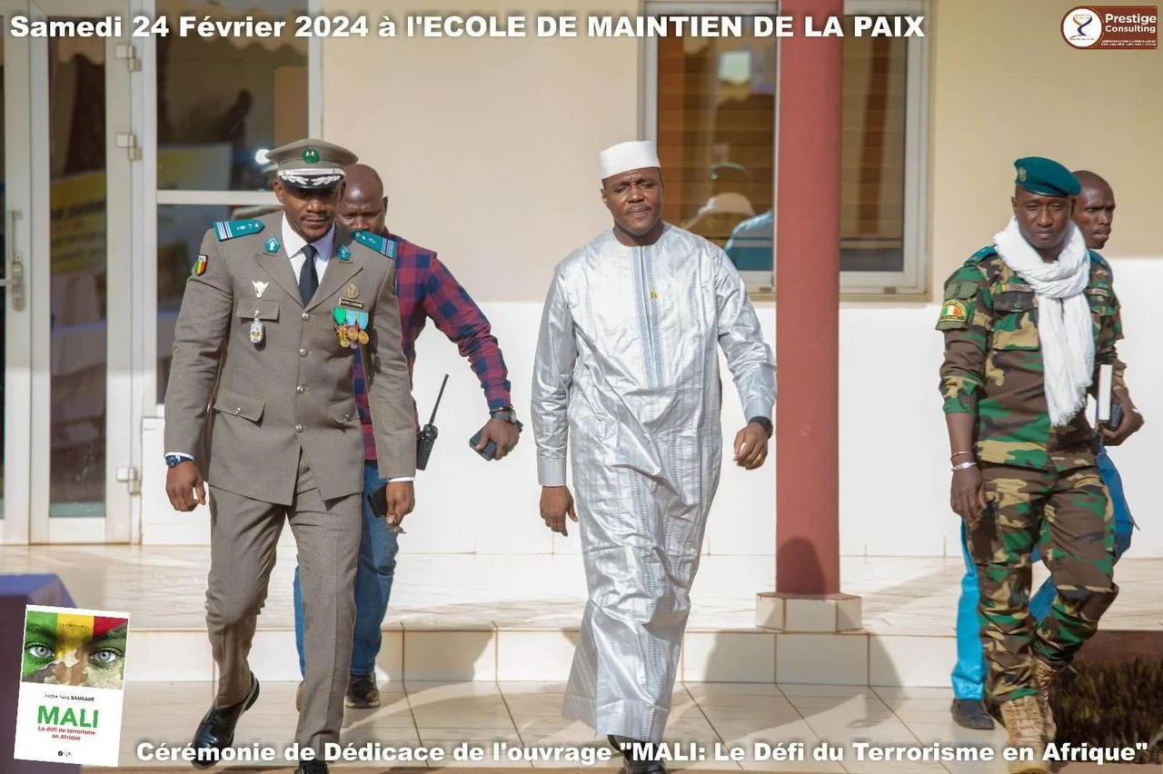 Le colonel Abdoulaye Maiga, Ministre d’État en charge de l’Administration territoriale et de la Décentralisation, Porte-parole du Gouvernement, a répondu avec vigueur aux accusations du Colonel Alpha Yaya Sangaré, auteur du livre “MALI : le défi du terrorisme en Afrique”. La réplique a été formulée par le biais de son Secrétaire Général par intérim, Mamani Nassire, en réaction au communiqué n°001 du Ministère de la Défense et des anciens combattants daté du 1er mars 2024.