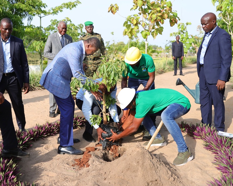 En marge des travaux du premier séminaire gouvernemental qui s’est tenu les 15 et 16 mars 2024 à Aného, le Président de la République, Faure Essozimna Gnassingbé, a effectué des visites surprises sur différents sites dans la préfecture des Lacs.