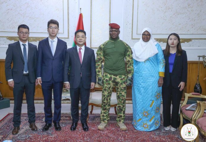Le Président de la Transition, Chef de l’Etat, le Capitaine Ibrahim TRAORE a reçu en audience vendredi 22 mars 2024 en fin de matinée, le Directeur général de Huawei Burkina, Christophe LIU. Occasion de faire le point de la mise en œuvre des projets initiés avec le gouvernement.