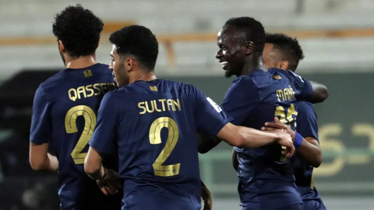 Après une année compliquée au Bayern Munich, Sadio Mané a rejoint Al-Nassr durant l’été. Là-bas, le Sénégalais a disputé 30 rencontres toutes compétitions confondues. Le temps d’inscrire 10 buts et de délivrer 6 assists. En parallèle, l’ancien de Liverpool a avancé sur d’autres projets, lui qui est devenu actionnaire majoritaire du Bourges Foot 18. Un projet qui lui tient à coeur.