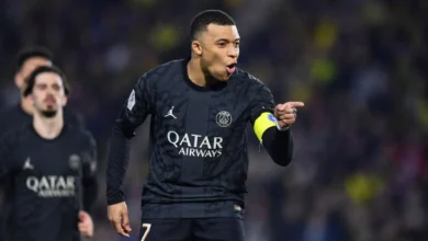 C’était attendu depuis des années, c’est désormais officiel : Kylian Mbappé est un joueur du Real Madrid. Alors que son arrivée dans la capitale ibérique était une certitude depuis plusieurs mois, KM7 a été annoncé ce lundi par la Maison Blanche, quelques jours après le 15e sacre de cette dernière en Ligue des Champions. Et alors que l’arrivée de Kylian Mbappé va forcément chambouler certaines choses chez les pensionnaires du stade Santiago-Bernabeu, des rumeurs autour du futur de plusieurs joueurs faisaient jaser ces derniers temps.