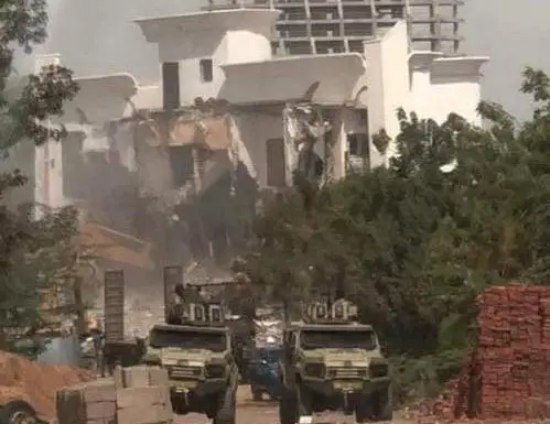 Le siège du Parti Socialiste Sans Frontières (PSF) dirigé par feu Yaya Dillo a été démoli à l'aide de bulldozers ce vendredi 1er mars 2024. Cette démolition intervient seulement 48 heures après le décès tragique de son leader Yaya Dillo.