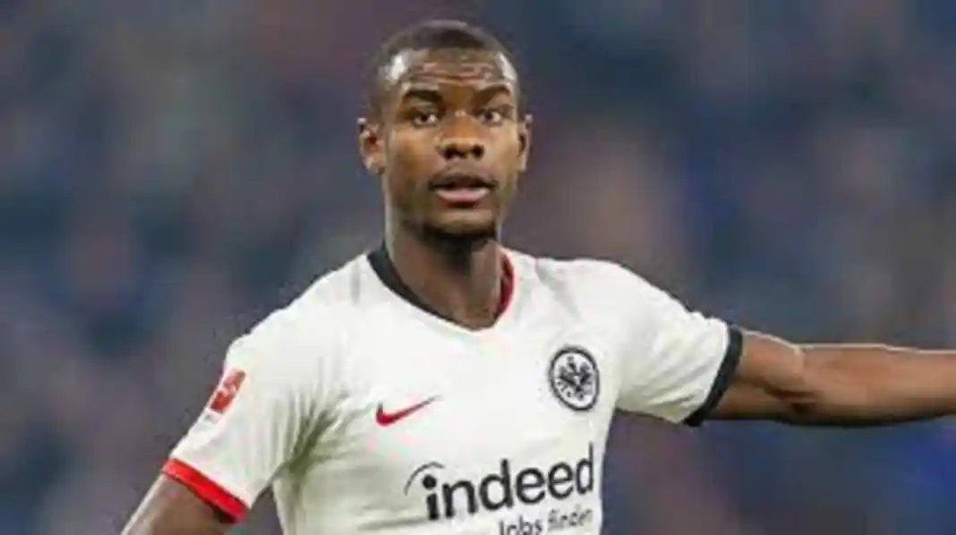 Le match entre l’Udinese et l’AS Rome pour la 32e journée du Championnat italien a été interrompu dimanche suite au malaise d’Evan Ndicka, défenseur de l’AS Rome.