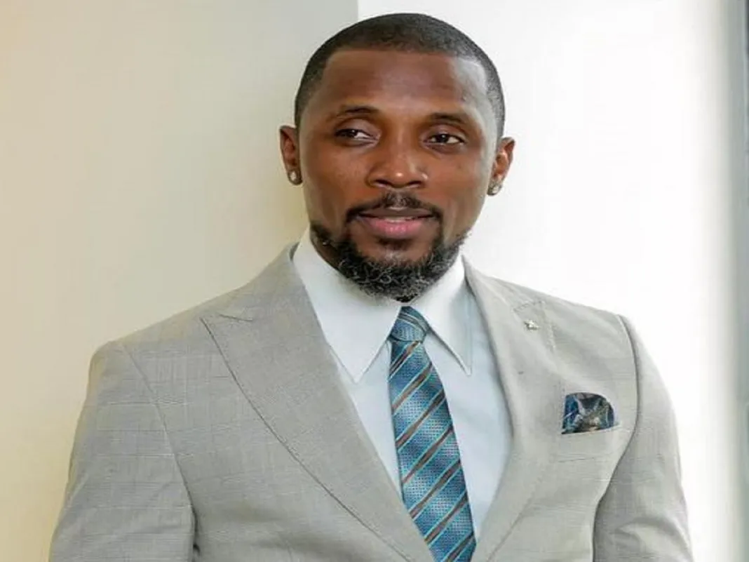En Côte d’Ivoire, alors que plusieurs acteurs et observateurs du showbiz pense que le Coupé-décalé serait en déclin, en particulier depuis la disparition de DJ Arafat, Serge Beynaud tient à rectifier le tir. Selon lui, bien que certains acteurs emblématiques de ce mouvement se fassent moins remarquer, le Coupé-décalé demeure bien vivant.