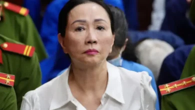 À l’issue d’un procès exceptionnellement long, Truong My Lan, ancienne magnat de l’immobilier et dirigeante du groupe Van Thinh Phat, a été condamnée à mort le jeudi 11 avril pour fraude, au cœur du majestueux palais de justice de l’époque coloniale de Hô Chi Minh-Ville. À 67 ans, elle est l’une des rares femmes vietnamiennes à se voir infliger cette peine pour délit financier.