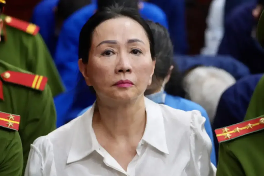 À l’issue d’un procès exceptionnellement long, Truong My Lan, ancienne magnat de l’immobilier et dirigeante du groupe Van Thinh Phat, a été condamnée à mort le jeudi 11 avril pour fraude, au cœur du majestueux palais de justice de l’époque coloniale de Hô Chi Minh-Ville. À 67 ans, elle est l’une des rares femmes vietnamiennes à se voir infliger cette peine pour délit financier.