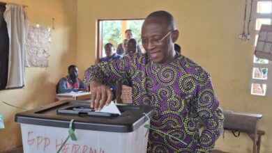 Plus de 4,2 millions de Togolais votent lundi 29 avril 2024 pour désigner 113 députés et 179 conseillers régionaux. Si tout se déroule dans des conditions normales dans la plus part des centres de vote, quelques uns font face à des manquements dont déplore le président national des  FDR (Forces Démocratiques pour la République) Me Paul Dodji Apévon. Ce dernier après avoir voté peu avant 9h à l’EPP Hédzranawoé, en plein cœur de Lomé s'est confié à la presse.