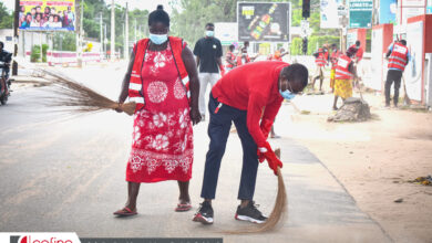 Samedi 18 mai 2024, le personnel de la première institution panafricaine de Mésofinance au Togo, COFINA  a pris massivement part, à une opération de salubrité publique au quartier Kodjoviakopé qui abrite le siège et l'agence principale.  Une action portée par le Comité de développement du quartier (CDQ),  bénéficiaire en avril dernier  de l’institution, d’un important matériel d’assainissement.