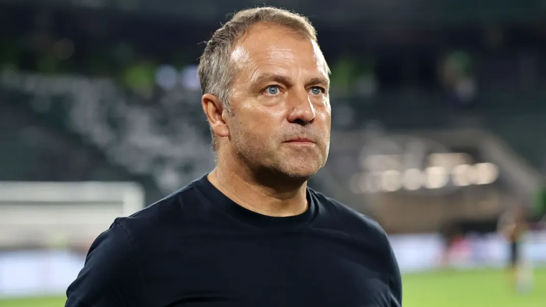L’ancien sélectionneur allemand Hansi Flick a été officiellement nommé ce mercredi 29 mai 2024 entraîneur du FC Barcelone pour une durée de deux ans, succédant ainsi à Xavi Hernandez, limogé après une saison décevante sans aucun trophée remporté.