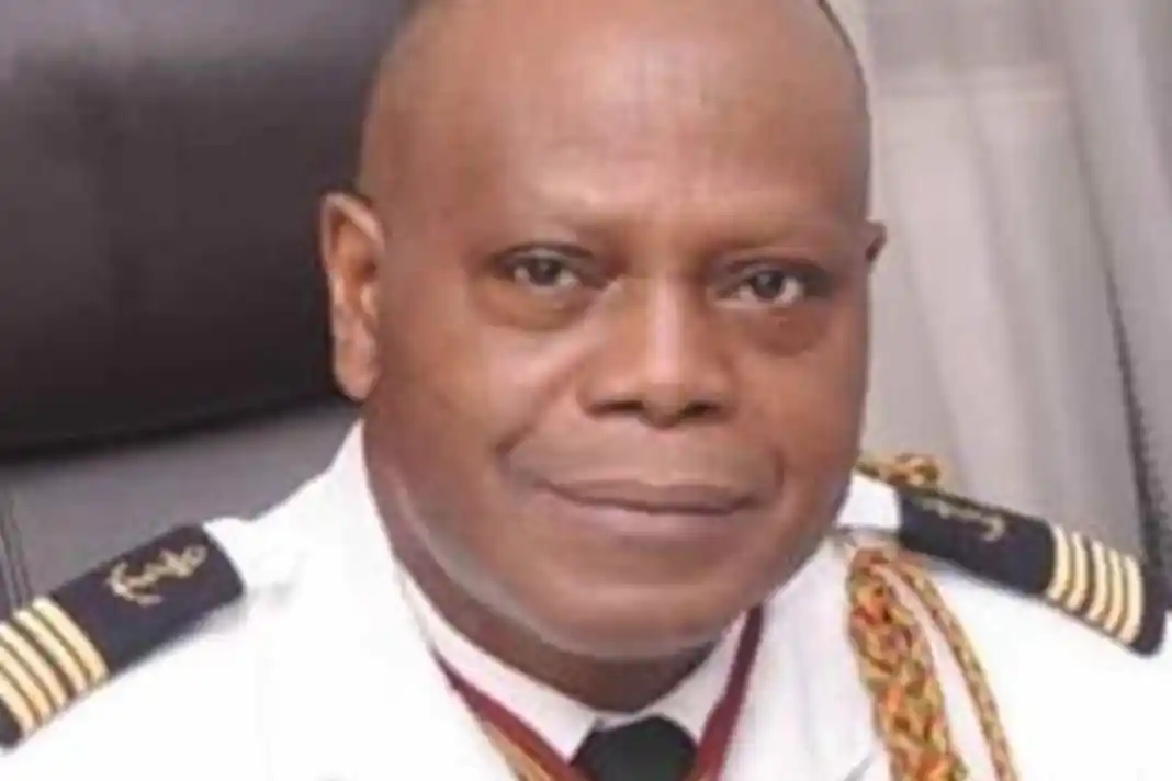 Près d’une semaine après son placement sous mandat de dépôt, l’ex chef d’état major Olatoundji est poursuivi dans un nouveau dossier relatif à la contrebande sur le fleuve Niger.