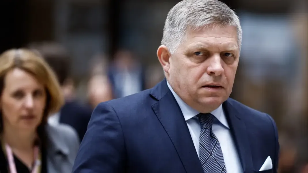Cible d’une attaque armée, le Premier ministre slovaque Robert Fico, a été blessé par balle à l’abdomen et est hospitalisé, selon les informations rapportées par l’agence de presse TASR, ce mercredi 15 mai 2024.
