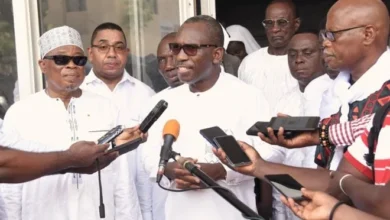 Le ministre de la Fonction publique, du Travail et du Dialogue social, Gilbert Bawara a échangé, le mercredi 1er mai au siège de la Confédération nationale des travailleurs du Togo (CNTT), avec le patronat et les centrales syndicales du Togo, à l’occasion de la célébration de la fête des travailleurs.