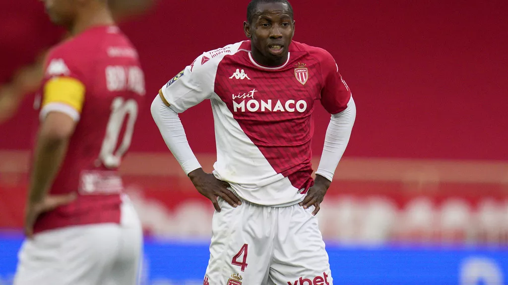 Le joueur malien de l’AS Monaco Mohamed Camara, accusé d’homophobie lors du dernier match de Ligue 1 dimanche 19 mai, a reçu le soutien de personnalités au Mali et de nombreux compatriotes sur les réseaux sociaux. Le milieu de terrain avait masqué le logo contre l’homophobie floqué sur son maillot et porté par tous les joueurs, entraîneurs et arbitres, dans le cadre d’une campagne de lutte contre les discriminations pilotée par la Ligue de football professionnel (LFP).