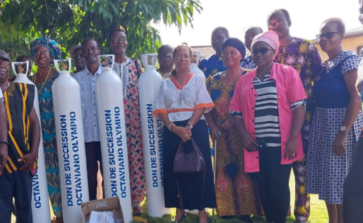 « La succession Inanjo Octaviano Olympio » en collaboration avec le Comité villageois de déveleppement (CVD) d’Aképé a fait don des bouteilles d’oxygène au Centre médical social (CMS) d’Aképé le mercredi 14 mai dans la ladite localité, à 27 km au Sud-Est de Kévé, préfecture de l’Avé. La cérémonie s’est déroulée en présence des autorités administratives, religieuses, traditionnelles, et des cadres du milieu.