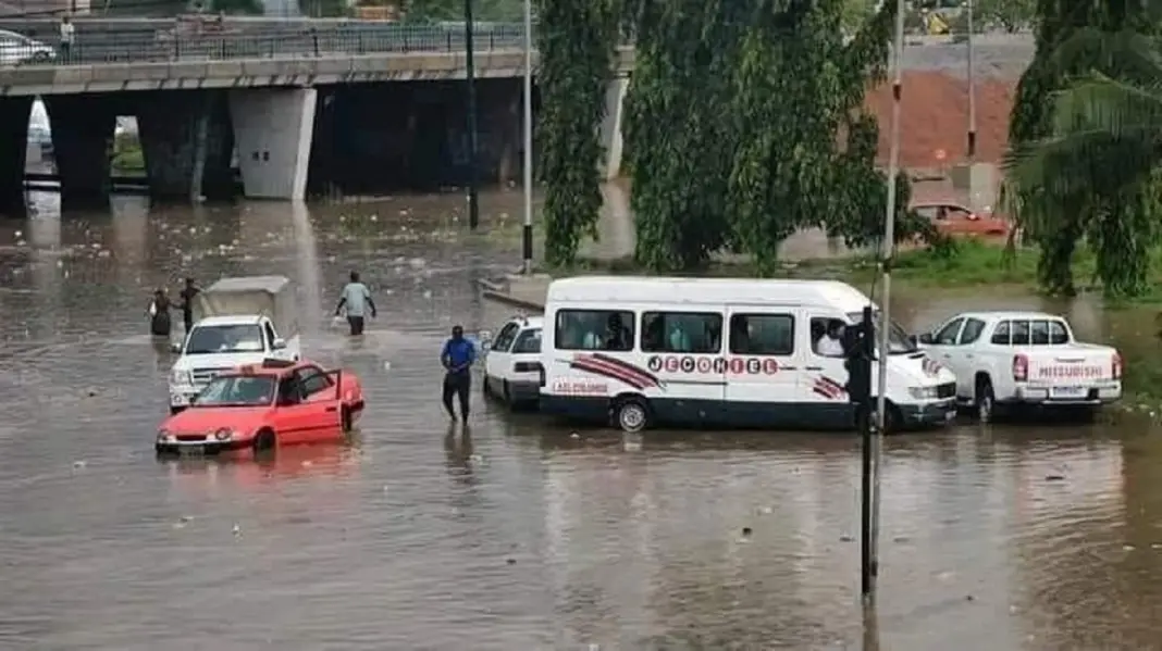 Les pluies torrentielles qui ont frappé Abidjan et ses environs entre jeudi et samedi ont causé la mort de plus de 11 personnes et laissé plusieurs autres disparues. Les autorités ivoiriennes, tout en exprimant leur solidarité avec les familles touchées, appellent à la prudence et à l’éloignement des zones à risque.