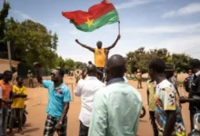 Des milliers de Burkinabè ont manifesté vendredi 7 juin 2024, devant les locaux de la représentation des Nations Unies à Ouagadougou. La manifestation a été organisée en réaction à un rapport onusien publié fin mai, accusant l’armée burkinabè de meurtres de civils.