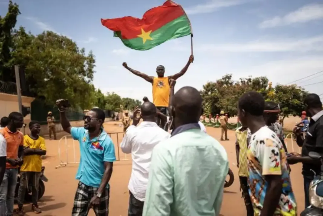 Des milliers de Burkinabè ont manifesté vendredi 7 juin 2024, devant les locaux de la représentation des Nations Unies à Ouagadougou. La manifestation a été organisée en réaction à un rapport onusien publié fin mai, accusant l’armée burkinabè de meurtres de civils.